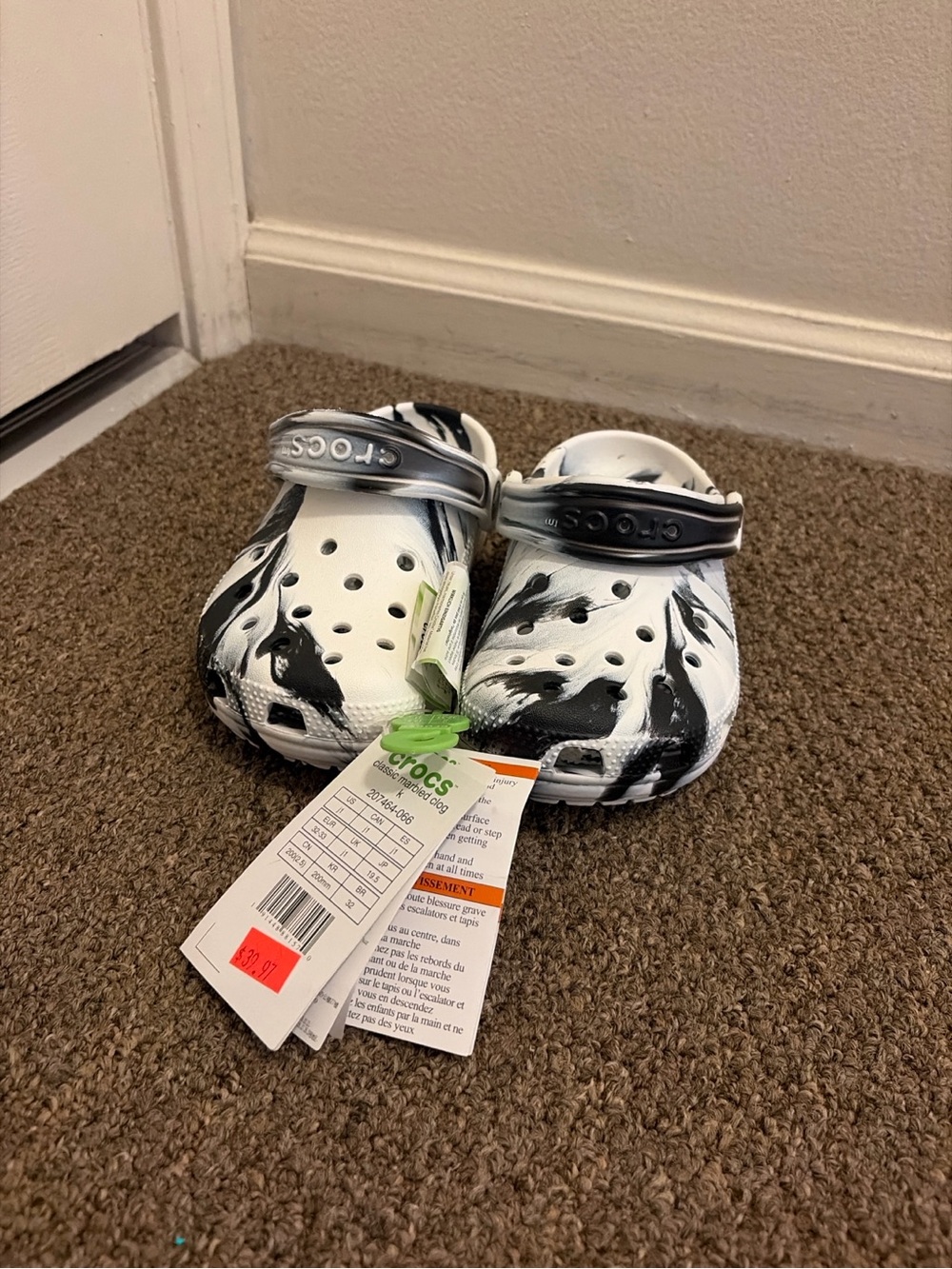 Crocs Classic Marbled Clog Kids J1 Black White NWT